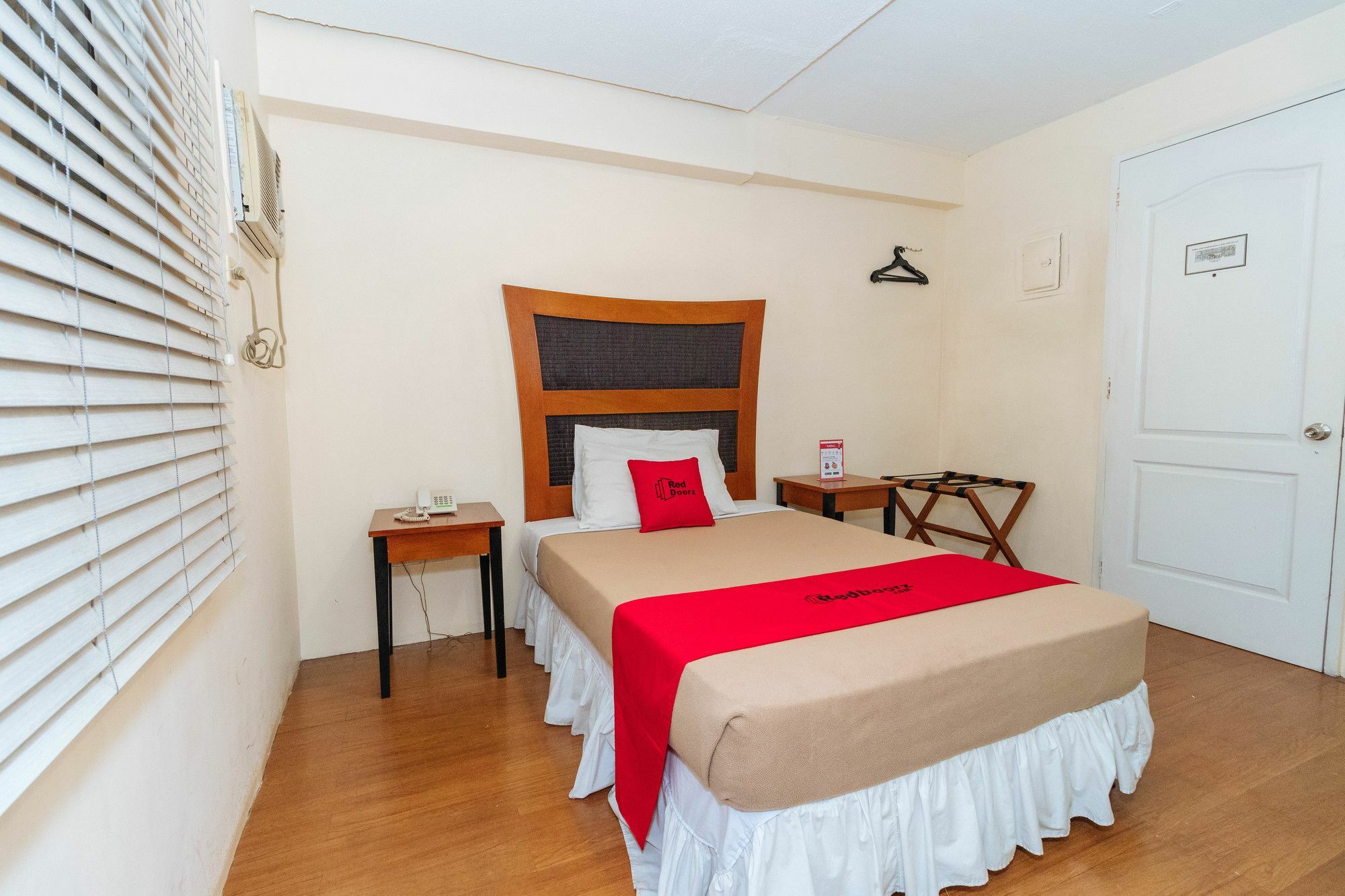 Reddoorz @ Amorsolo Makati Makati City Exterior photo