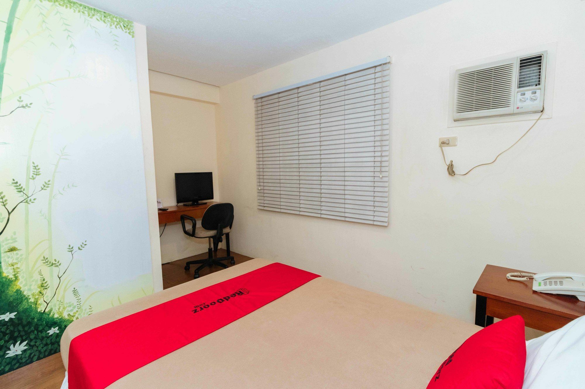 Reddoorz @ Amorsolo Makati Makati City Exterior photo