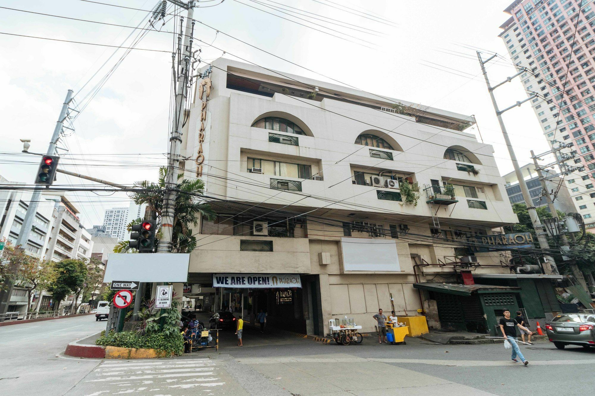 Reddoorz @ Amorsolo Makati Makati City Exterior photo