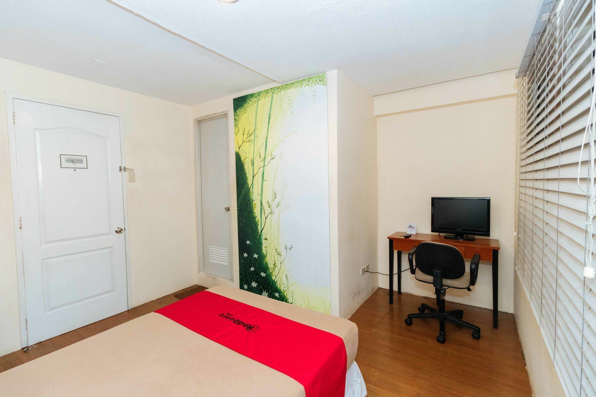 Reddoorz @ Amorsolo Makati Makati City Exterior photo