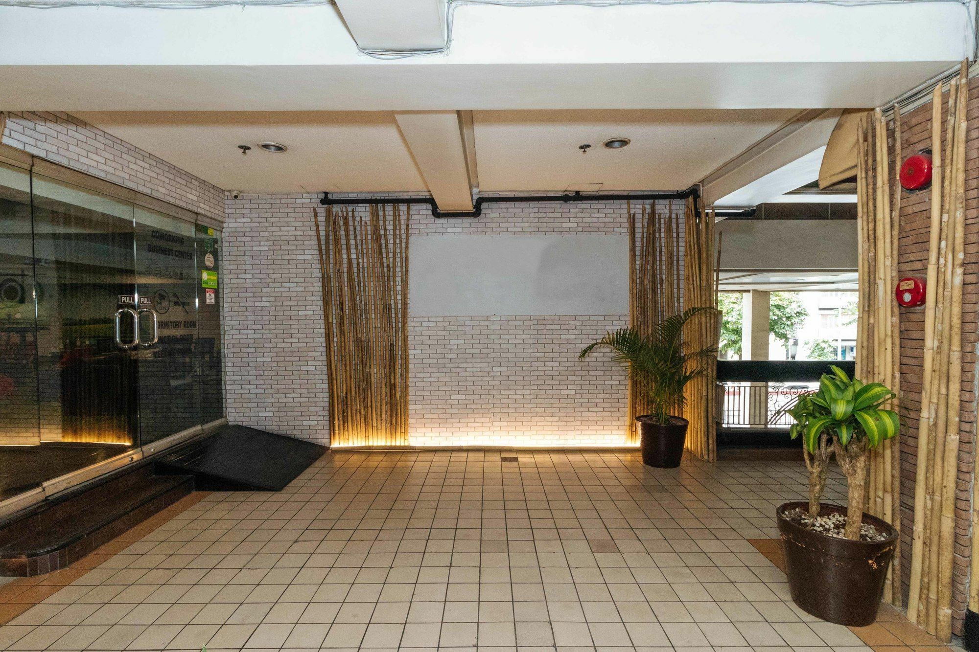 Reddoorz @ Amorsolo Makati Makati City Exterior photo
